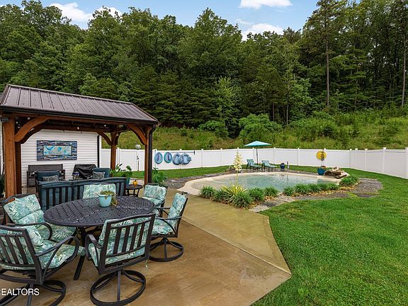 2nd image of 2560 Eppie Cove Ln