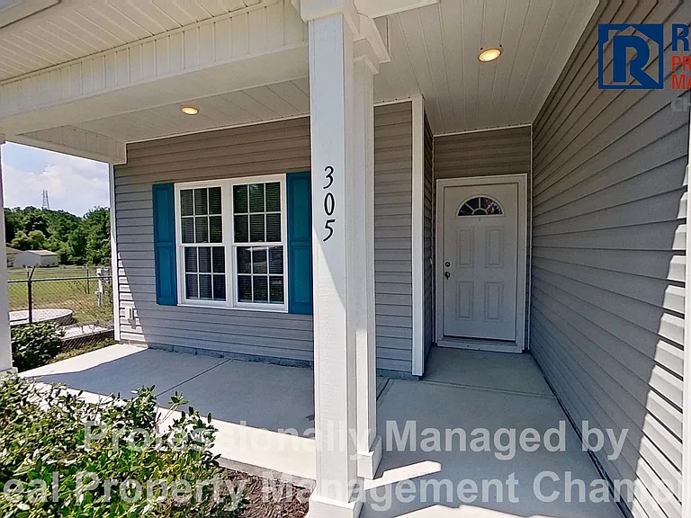 305 Cypress Ave — Photo 2