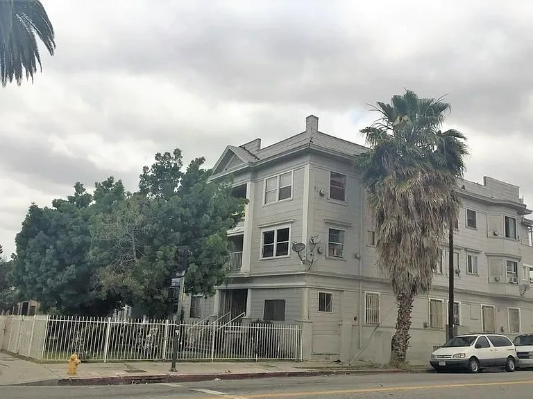 **COMMUNAL (SHARED) HOUSING AVAILABLE** Dormitory Style — Photo 1