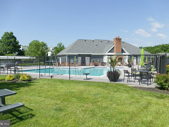 5th image of 317 Eagle Landing Ct Unit B