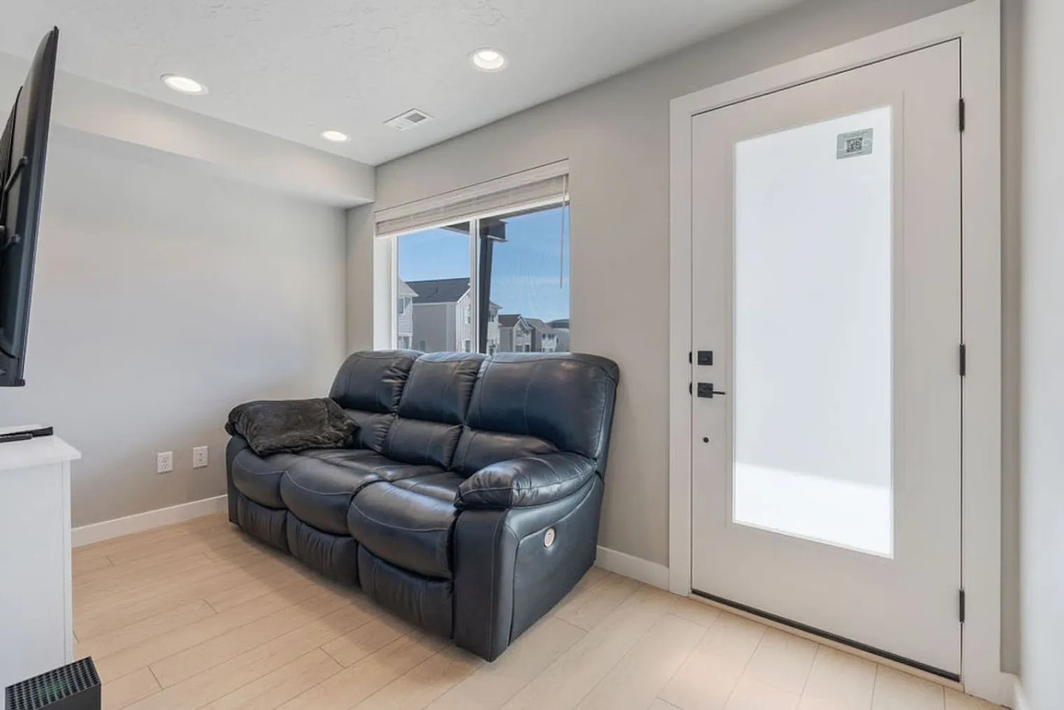 4 bed, 2.0 bath, 2421 sqft, $4,997 — Photo 4