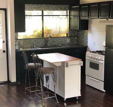 Kitchen with Movable Island and Bar Stools included