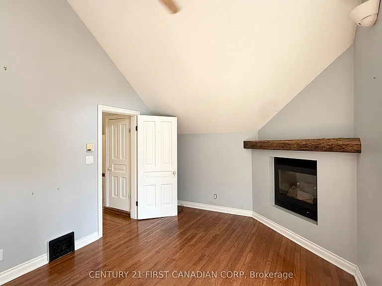 2 Erie Ave — Photo 11