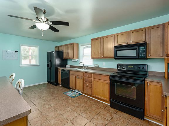5th image of 442 Westbrook Ave
