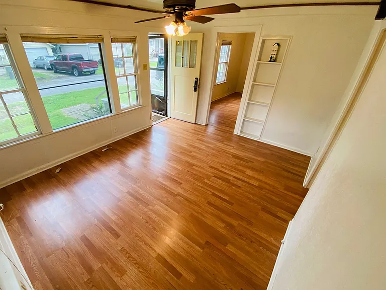 365 E Irby St — Photo 4