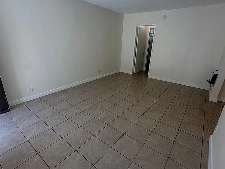 Sepulveda Apartments — Photo 41