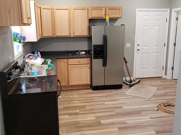2nd image of 924 College St
