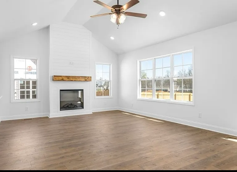 1208 Elizabeth Ln — Photo 2