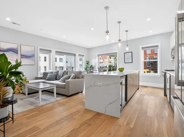 21 Glen Rd, Jamaica Plain, MA
