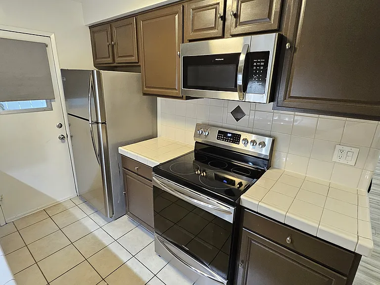 2130 N Beachwood Dr #4 — Photo 11