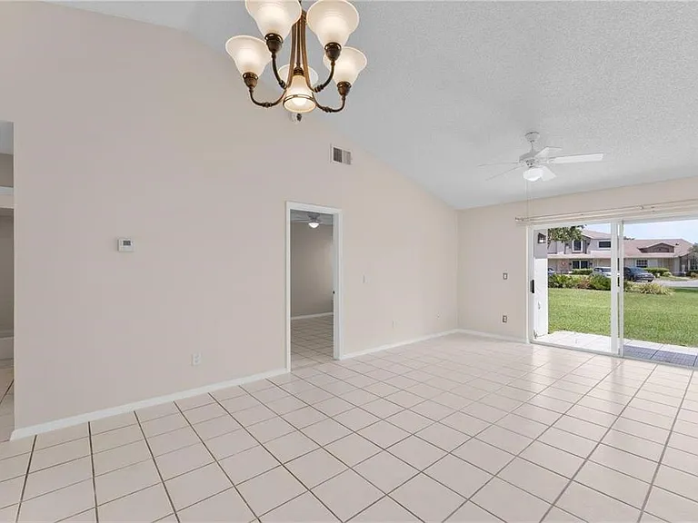 1113 Lucaya Cir — Photo 7