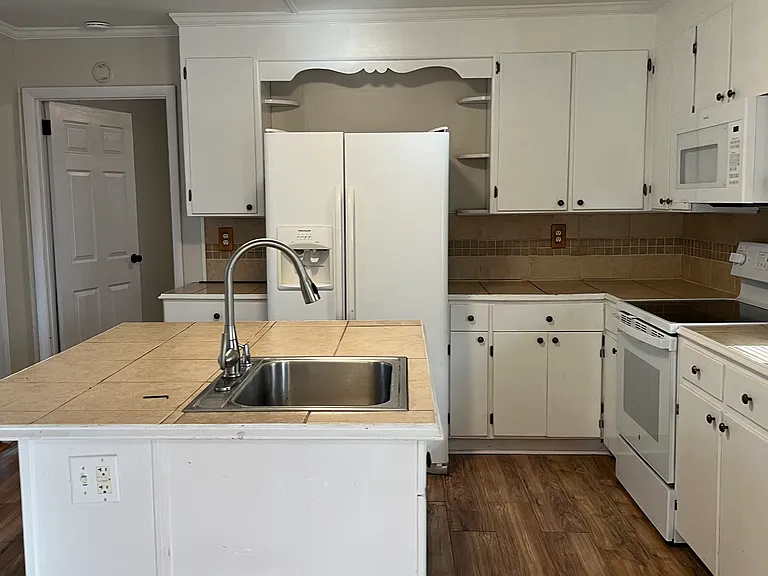 1311 E Holston Ave — Photo 6