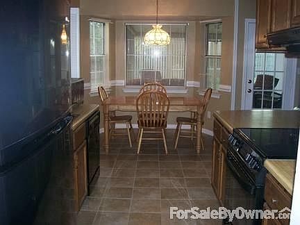 Kitchen : Eat-In Kitchen with new ceramic tile floors