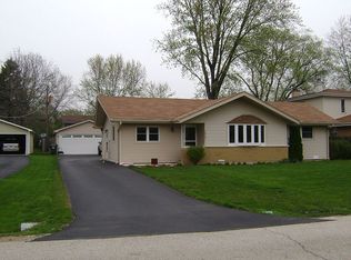 1810 Longmeadow Dr, Lindenhurst, IL 60046