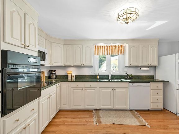 3rd image of 27 Massachusetts Drive