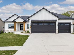 240 W Williams Dr, Marion, IA 52302