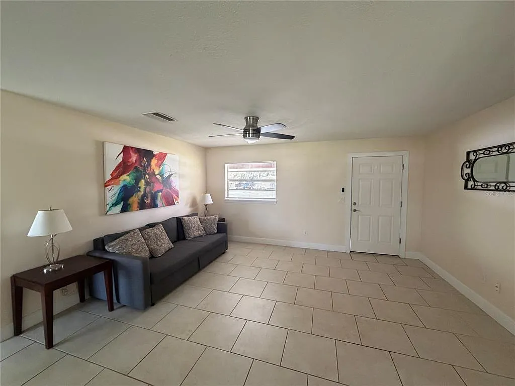 3 bed, 1.0 bath, 1044 sqft, $1,400 — Photo 4