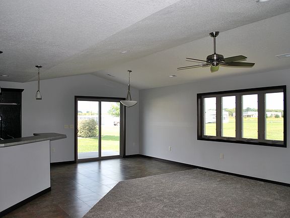 2nd image of 810 Lakeview Dr