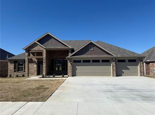 652 Summer Ln, Prairie Grove, AR 72753