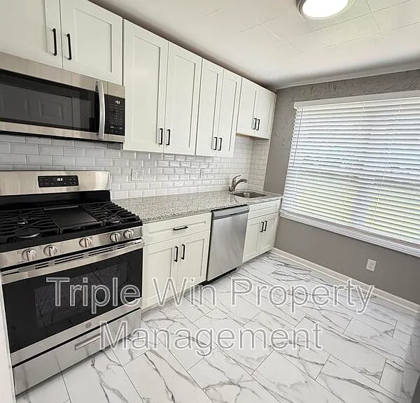 2308 Huntington Ave — Photo 12