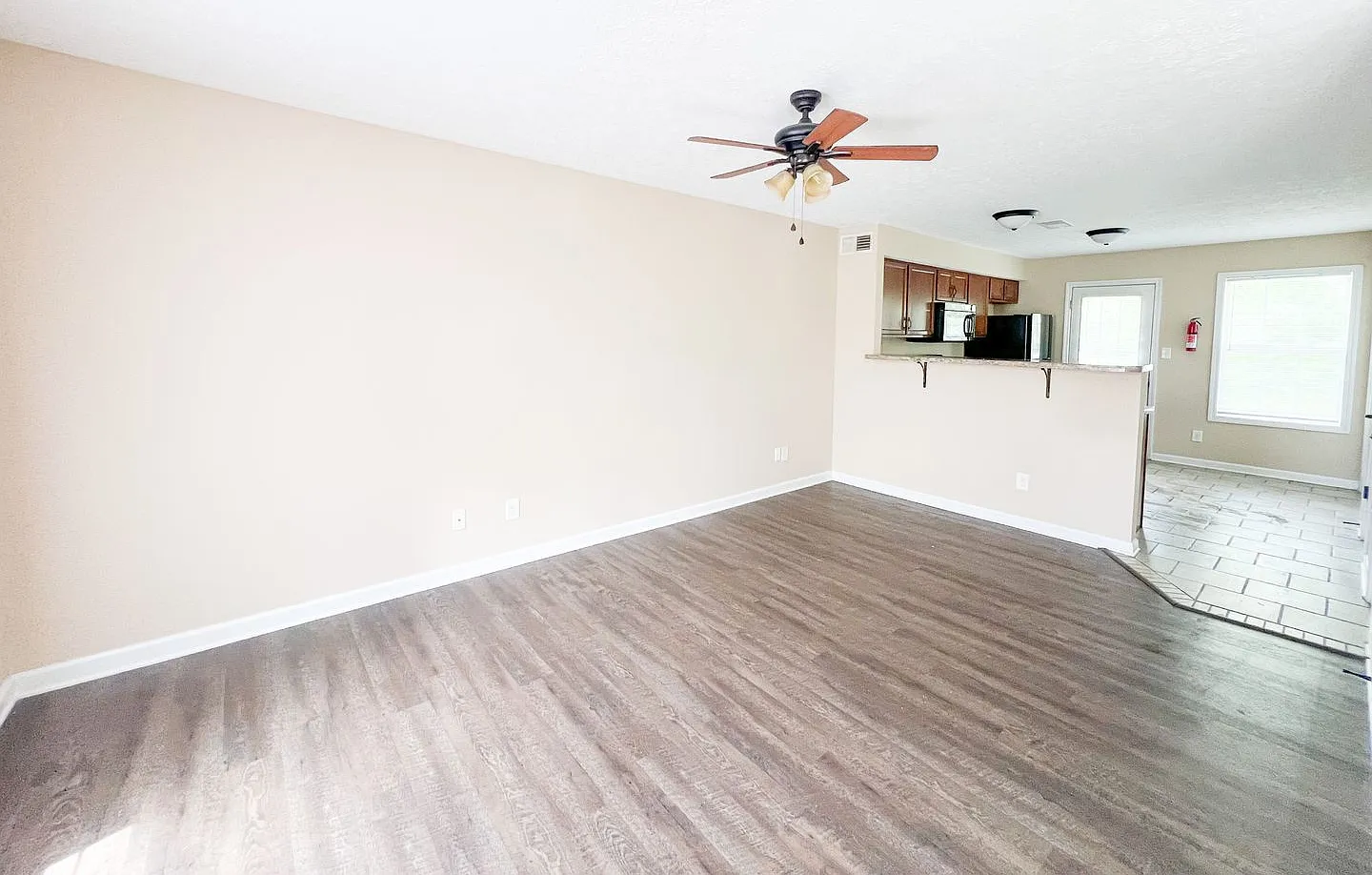 2 Bedroom 1.5 Bathroom Townhome — Photo 3