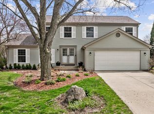 690 Honeysuckle Dr, Naperville, IL