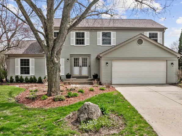 690 Honeysuckle Dr, Naperville, IL 60540