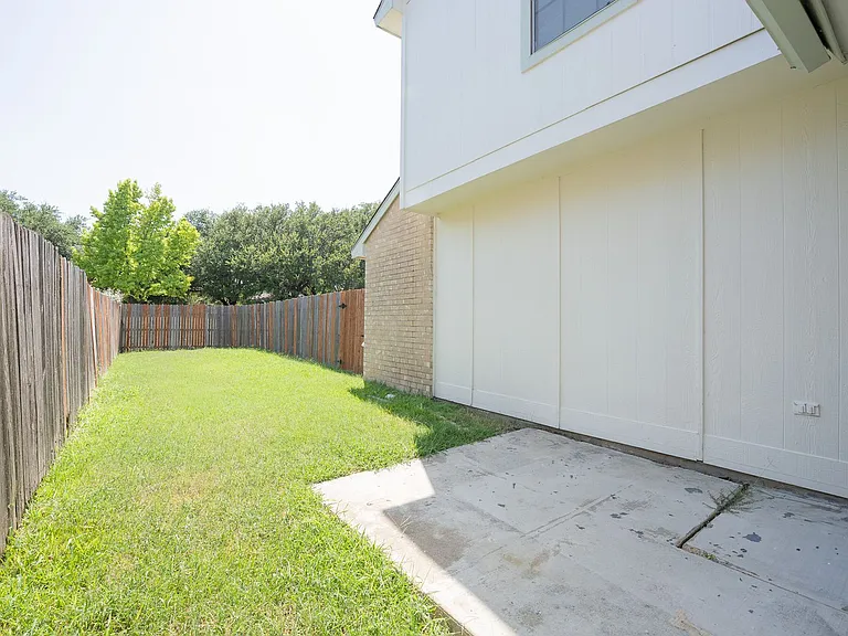 1513 Liberty Ln — Photo 2