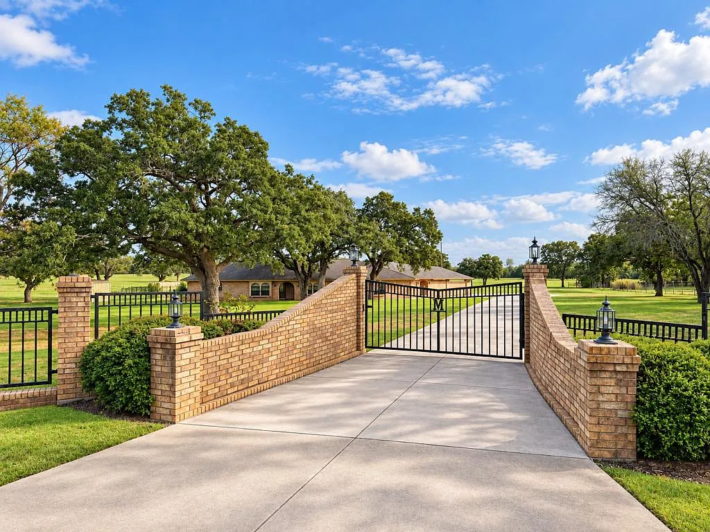 5309 Burleson Oaks Dr — Photo 2
