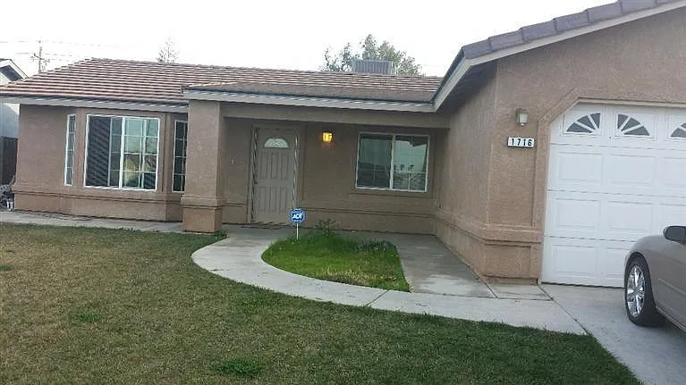 1716 Tyler Ln photo 1