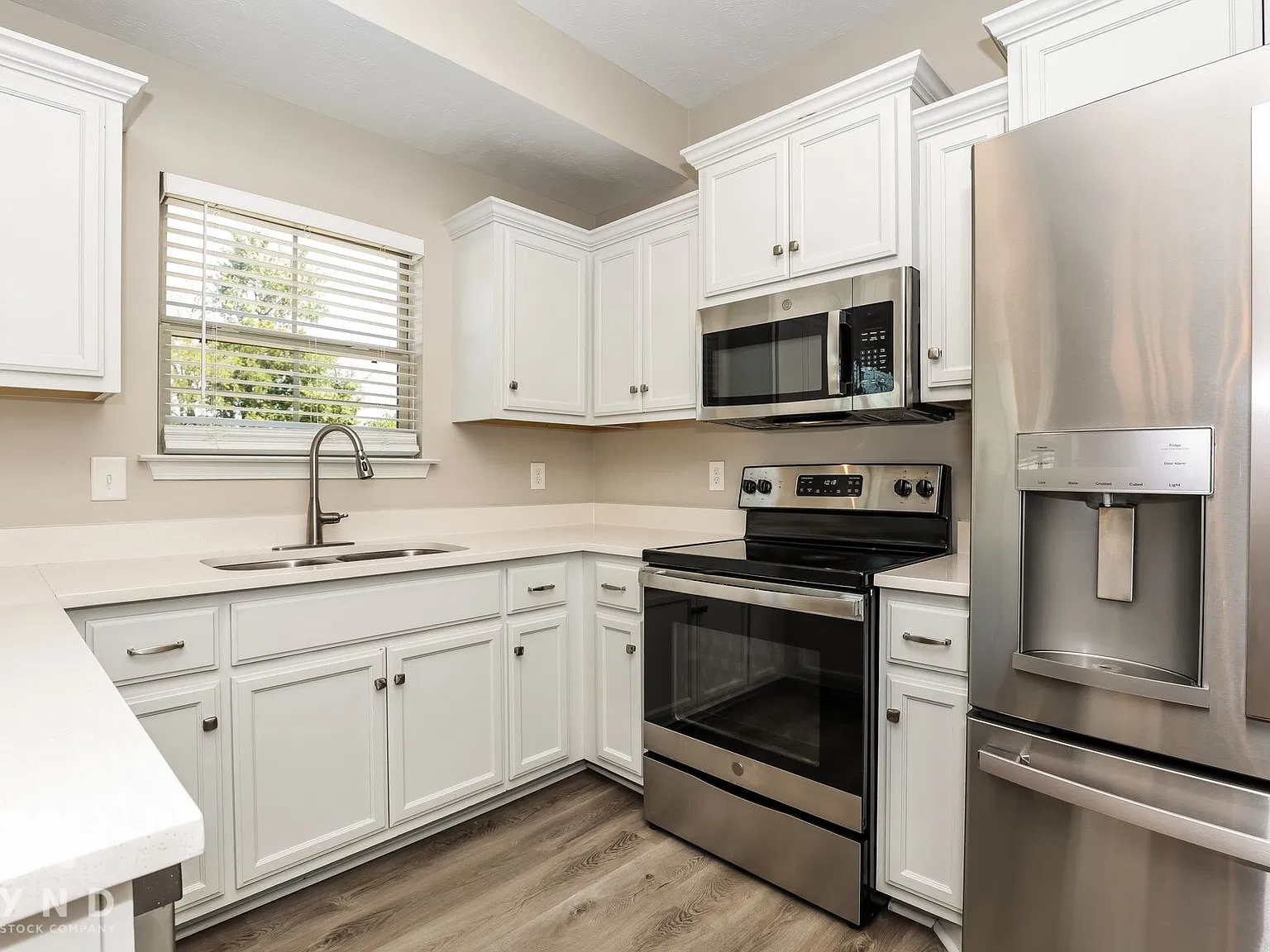 3 bed, 2.5 bath, 1670 sqft, $2,005 — Photo 2