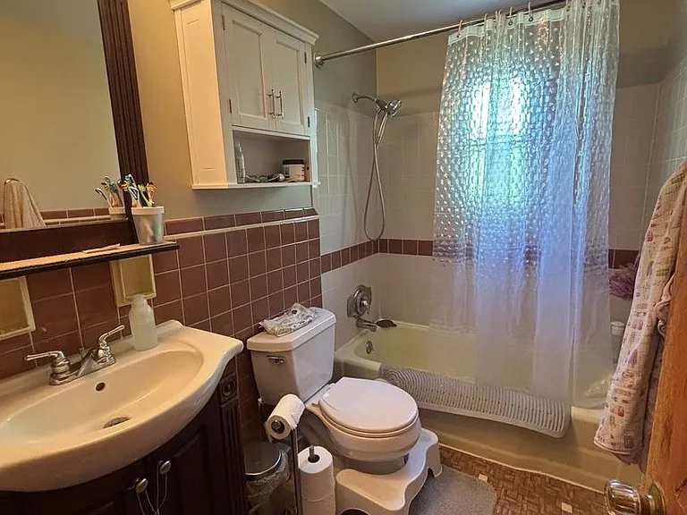 217 Roycroft Ave — Photo 12