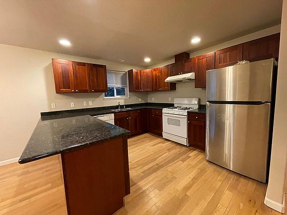 Kitchen with quartz countertops (downstairs)