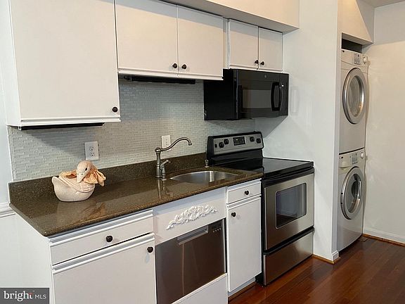 4th image of 1211 S Eads St APT 1007