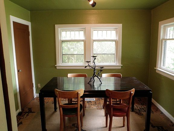 Dining Room-lots of light!