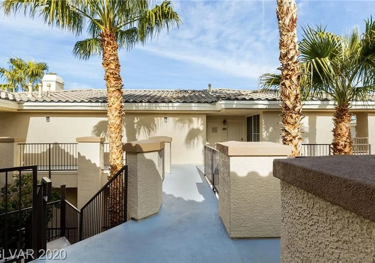 Spacious 3-Bedroom Condo in Guard-Gated Community with Garage — Photo 2