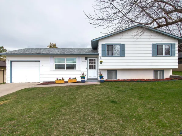 3204 Country Club Dr, Rapid City, SD 57702