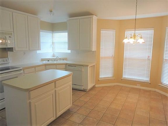 5th image of 405 Taos Ct E