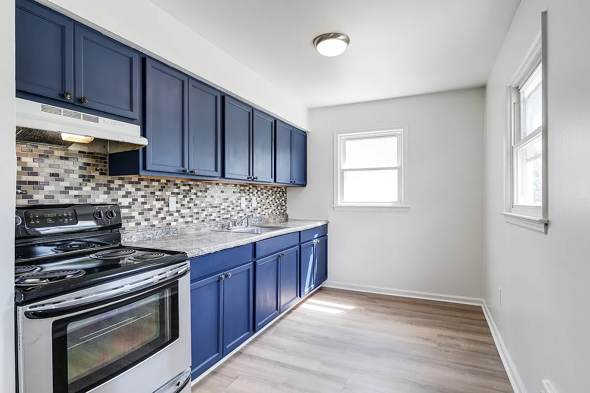 Building Photo - 1600 Pollock St #B