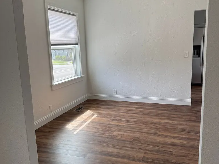 1421 NE Dallas St — Photo 5