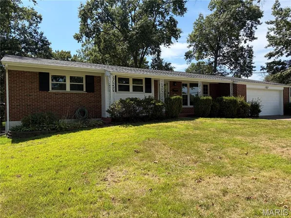 530 Mid Meadows Ln, Saint Louis, MO 63122