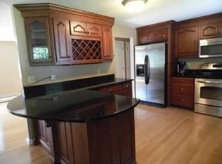 10 King George Dr, Londonderry, NH 03053