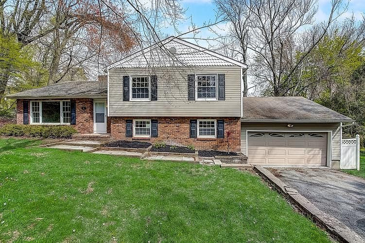 Beautiful split with Fireplace! Walk to town!