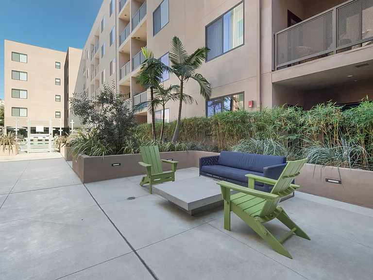 Wilshire Valencia — Photo 25