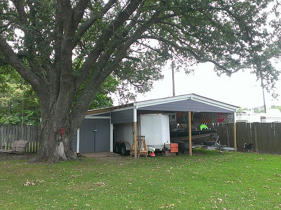 Lawn mower shed plus 2 bays
