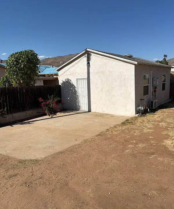 6912 Jurupa Rd