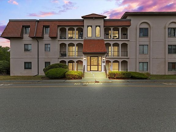 2nd image of 685 Oak St #7-12