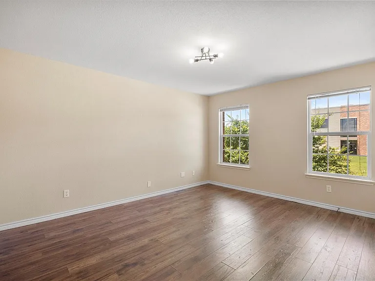 1100 Camelot Dr — Photo 17