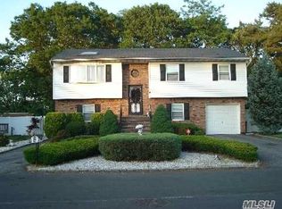 29 Molle St, West Babylon, NY 11704