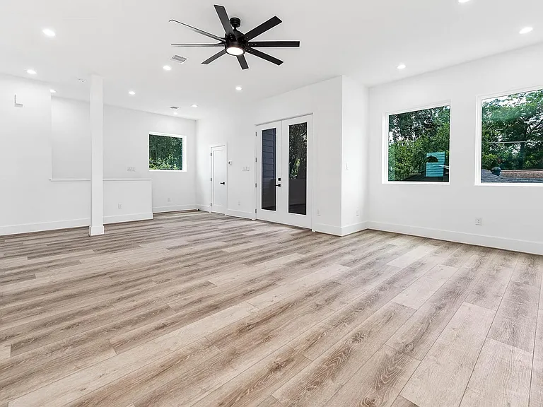 313 N Nagle St — Photo 14